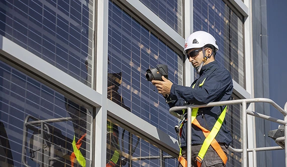 Operario de SUD Renovables realizando el mantenimiento de una instalación fotovoltaica