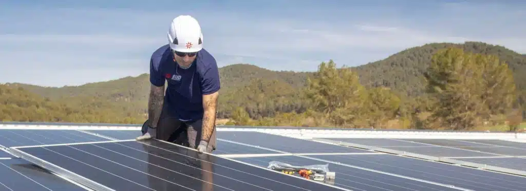 Operario de SUD realizando mantenimiento de paneles solares