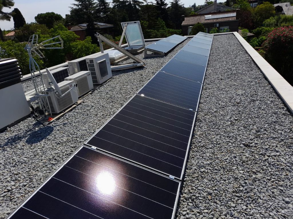 instal·lació de les plaques solars fotovoltaiques en teulades