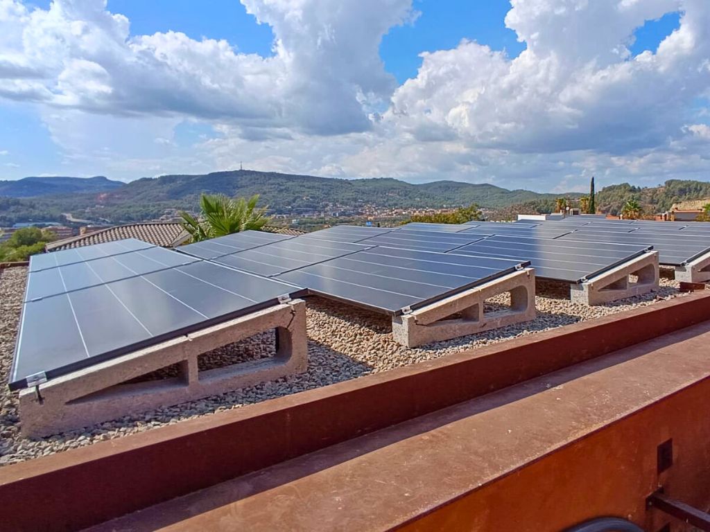 instal·lació de les plaques solars fotovoltaiques en teulades