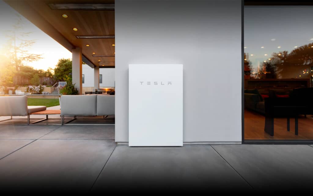 Bateria Tesla en el exterior de una casa