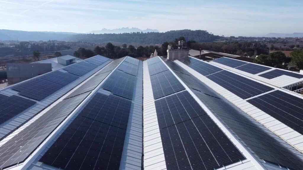 Instalación de paneles solares con baterías
