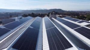 Instalación de paneles solares con baterías