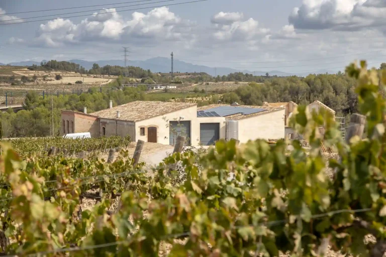 Instalación solar aislada con paneles fotovoltaicos y baterías en vivienda rural sin conexión a la red